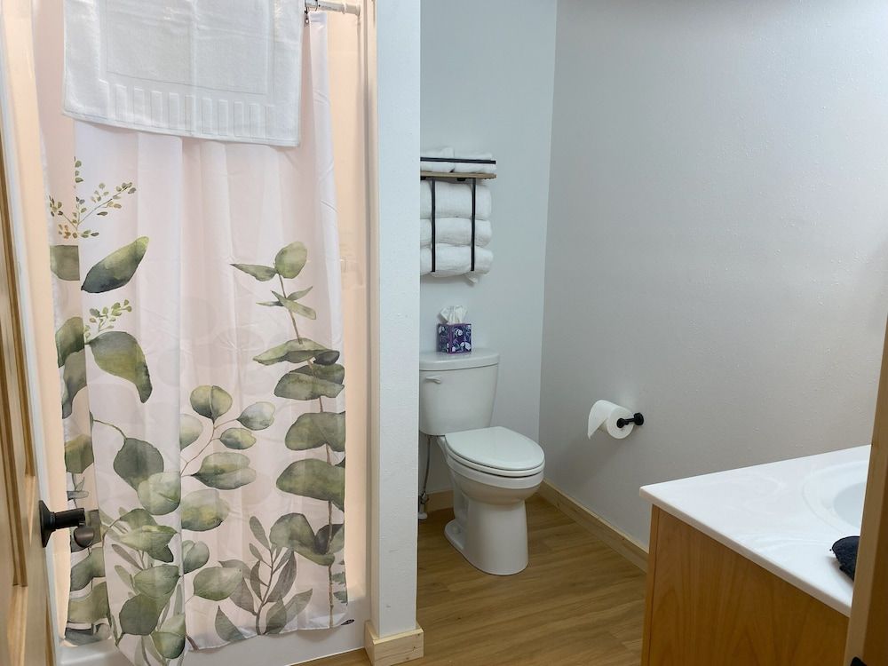 Bluffside Gardens Family Cabin, 2 Bedrooms 9