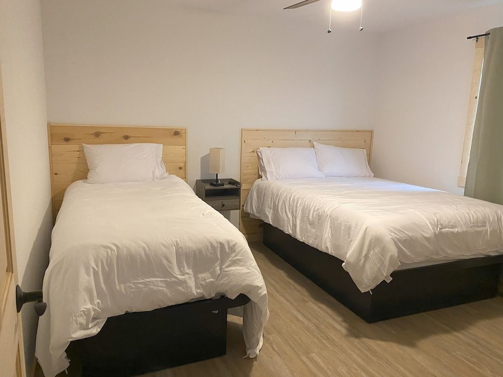 Bluffside Gardens Family Cabin, 2 Bedrooms 4