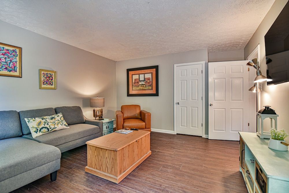 2 BR apt near Mtn to Sea Hiking Trail Economy Apartment 10