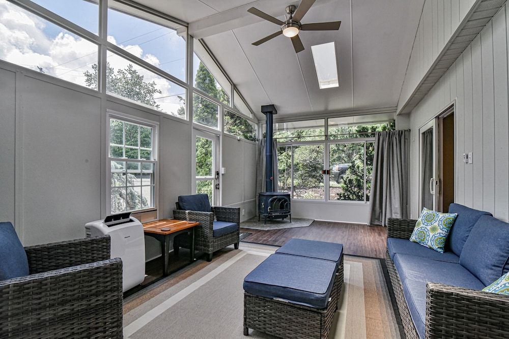 2 BR apt near Mtn to Sea Hiking Trail Economy Apartment 4