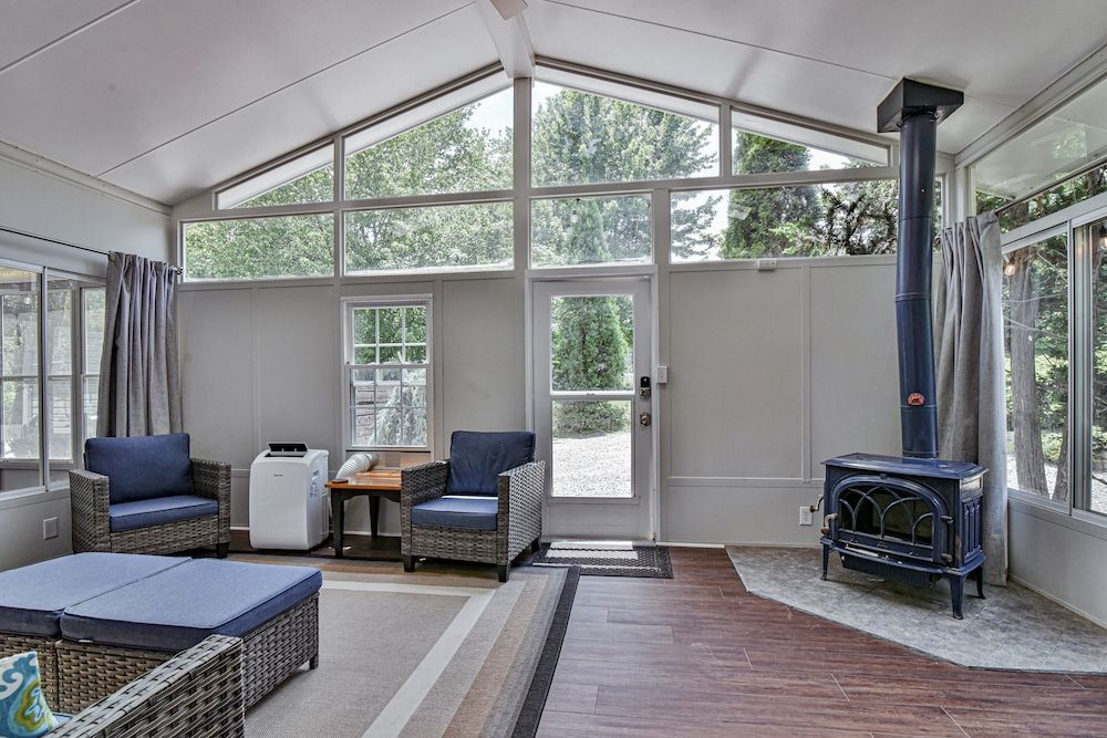 2 BR apt near Mtn to Sea Hiking Trail Economy Apartment 11