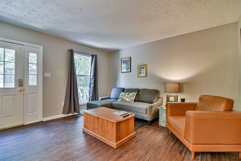 2 BR apt near Mtn to Sea Hiking Trail Economy Apartment 8