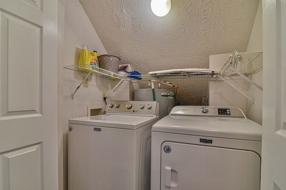 2 BR apt near Mtn to Sea Hiking Trail Economy Apartment 5