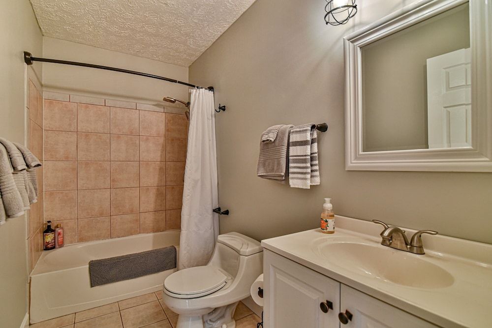 2 BR apt near Mtn to Sea Hiking Trail Economy Apartment 6