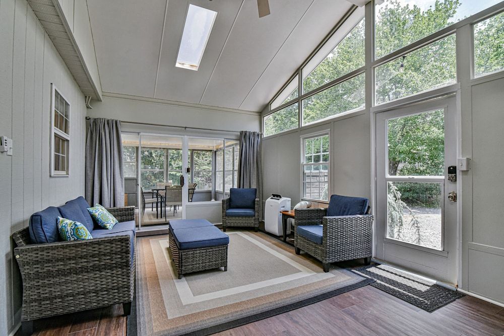 2 BR apt near Mtn to Sea Hiking Trail Economy Apartment 3