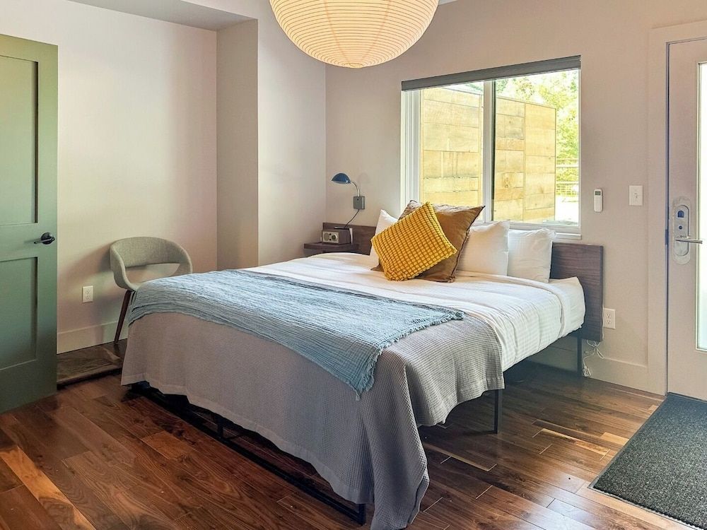 Room, 1 King Bed, Accessible (Ledges)