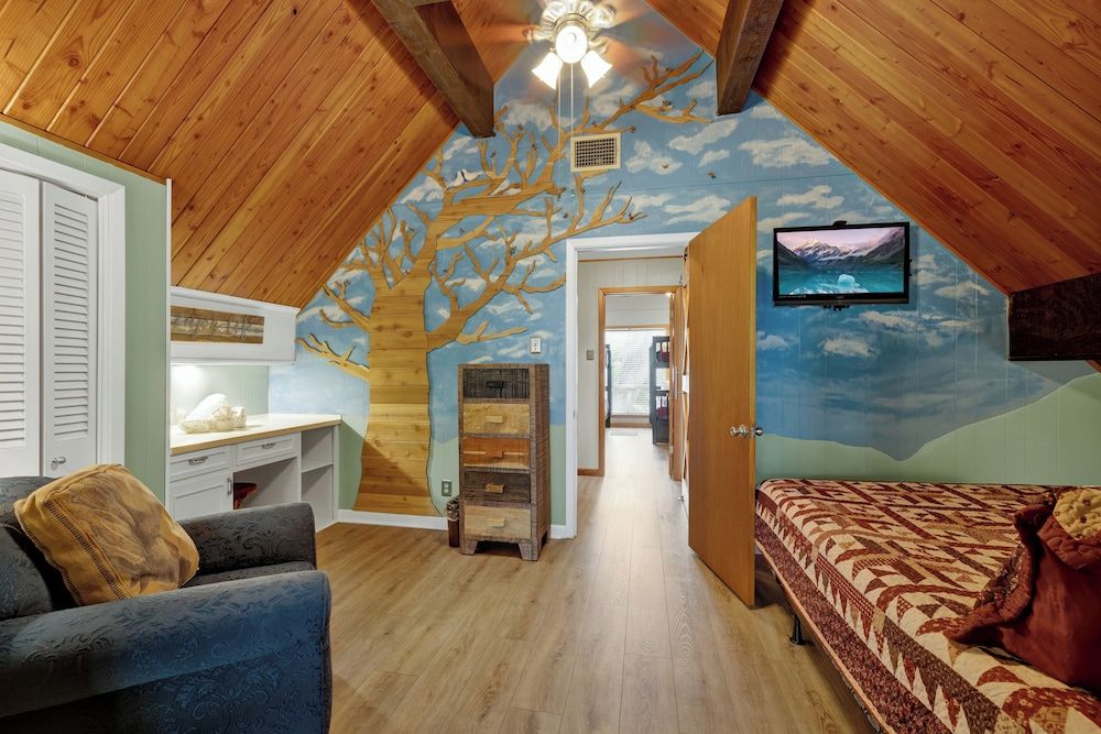 Gettin' Guada Loopy With Hot Tub & Riverfront House, Multiple Beds, Hot Tub 2