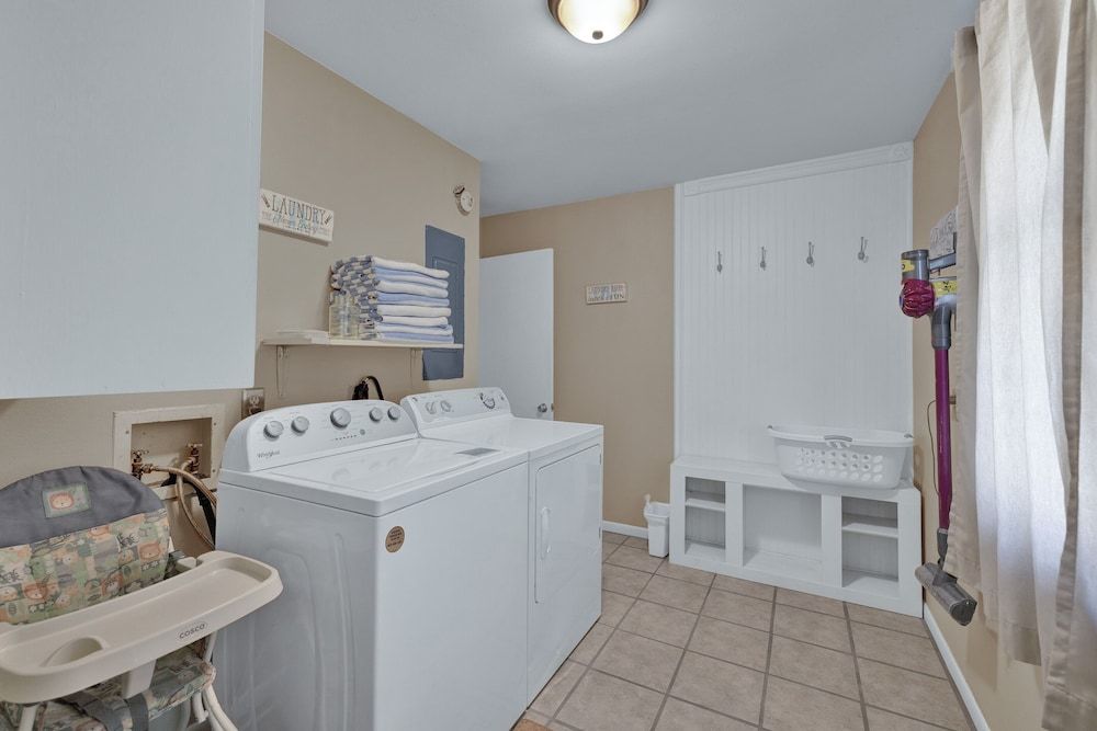 Gettin' Guada Loopy With Hot Tub & Riverfront House, Multiple Beds, Hot Tub 8