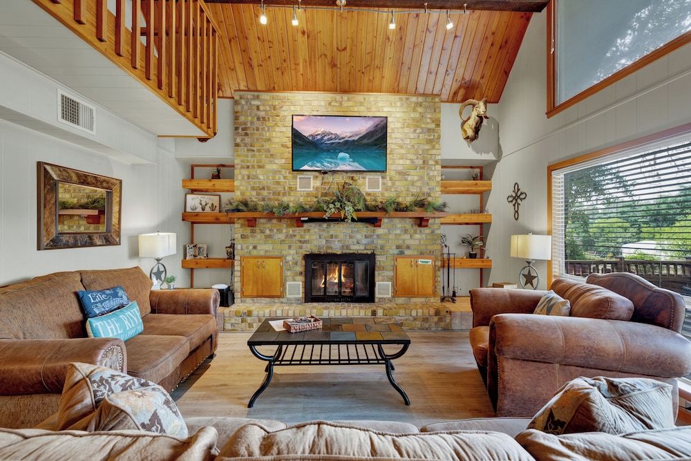 Gettin' Guada Loopy With Hot Tub & Riverfront House, Multiple Beds, Hot Tub 10