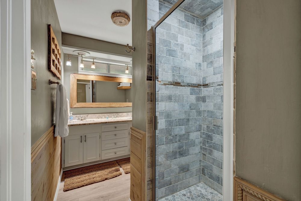 Gettin' Guada Loopy With Hot Tub & Riverfront House, Multiple Beds, Hot Tub 5