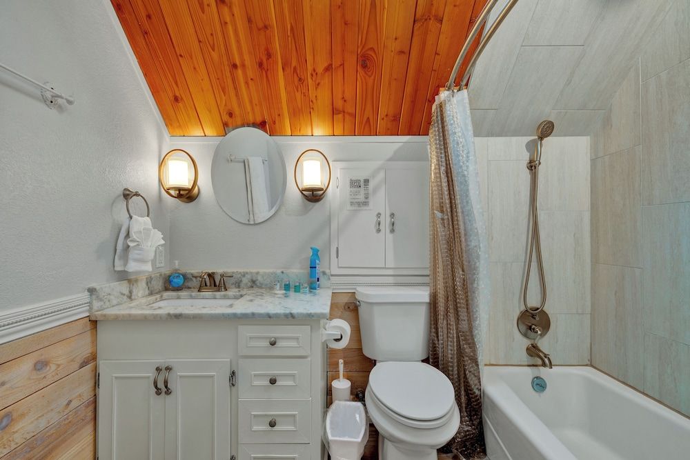 Gettin' Guada Loopy With Hot Tub & Riverfront House, Multiple Beds, Hot Tub 4