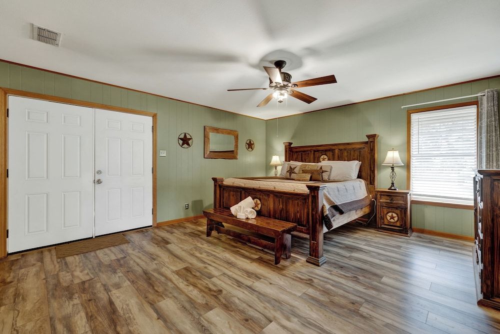 Gettin' Guada Loopy With Hot Tub & Riverfront House, Multiple Beds, Hot Tub 3