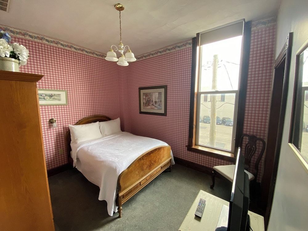 Decker Hotel & Bar Basic Room, 1 Double Bed, Bathtub 2