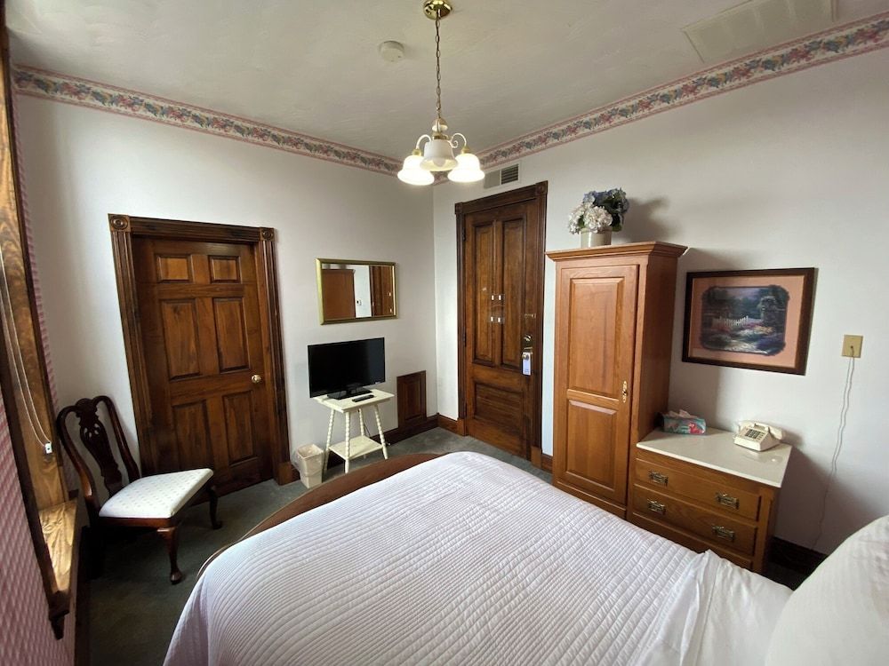 Decker Hotel & Bar Basic Room, 1 Double Bed, Bathtub