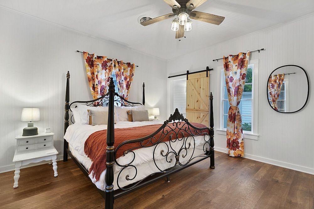House, Multiple Beds, Hot Tub