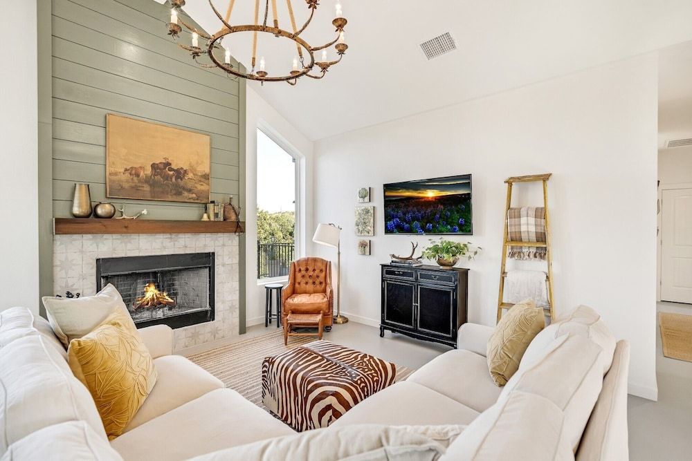 Gorgeous Home With Hot Tub 5min From the River House, Multiple Beds, Hot Tub 18