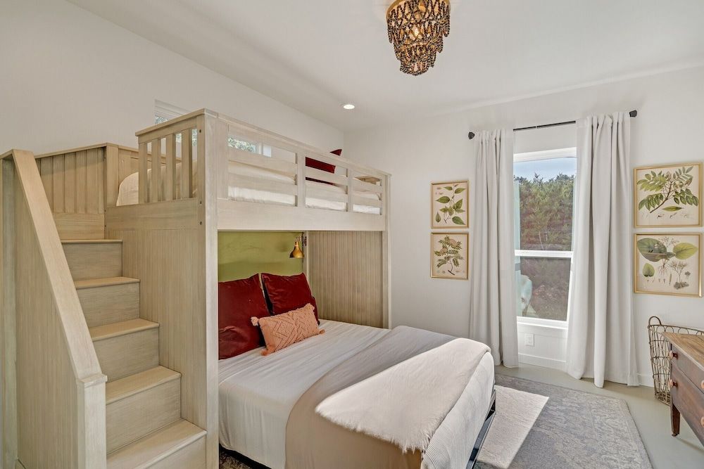 Gorgeous Home With Hot Tub 5min From the River House, Multiple Beds, Hot Tub 6