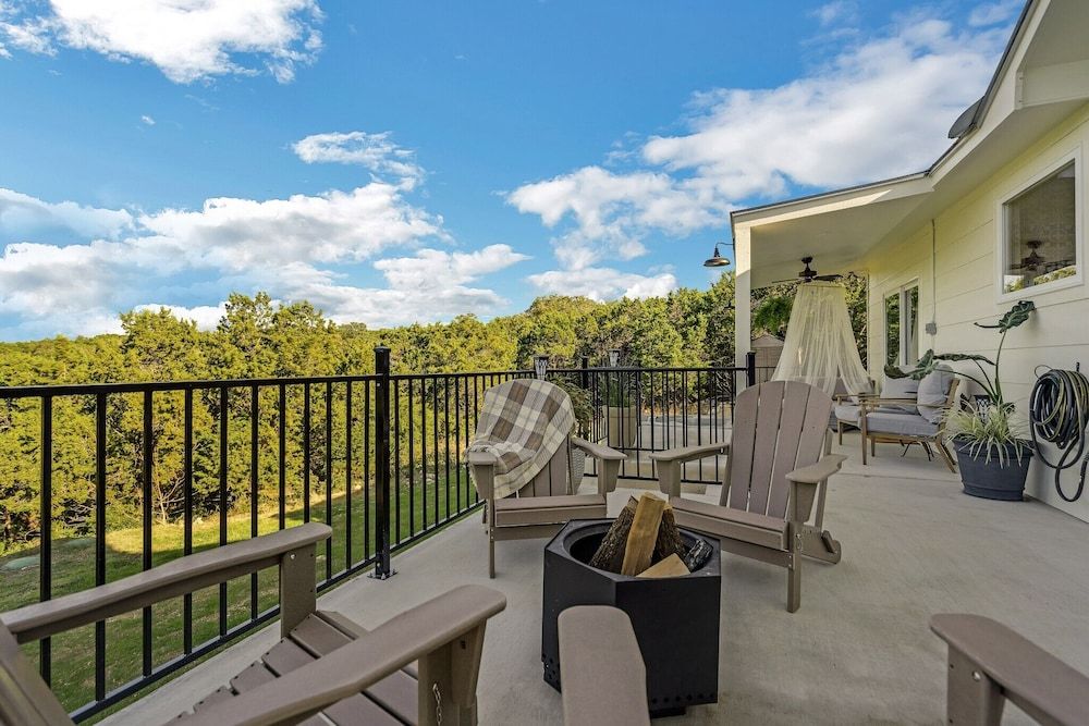 Gorgeous Home With Hot Tub 5min From the River House, Multiple Beds, Hot Tub 9