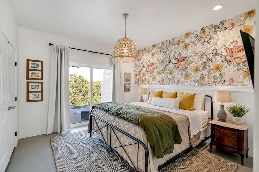 Gorgeous Home With Hot Tub 5min From the River House, Multiple Beds, Hot Tub 4