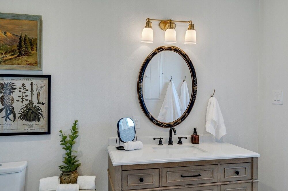 Gorgeous Home With Hot Tub 5min From the River House, Multiple Beds, Hot Tub 15