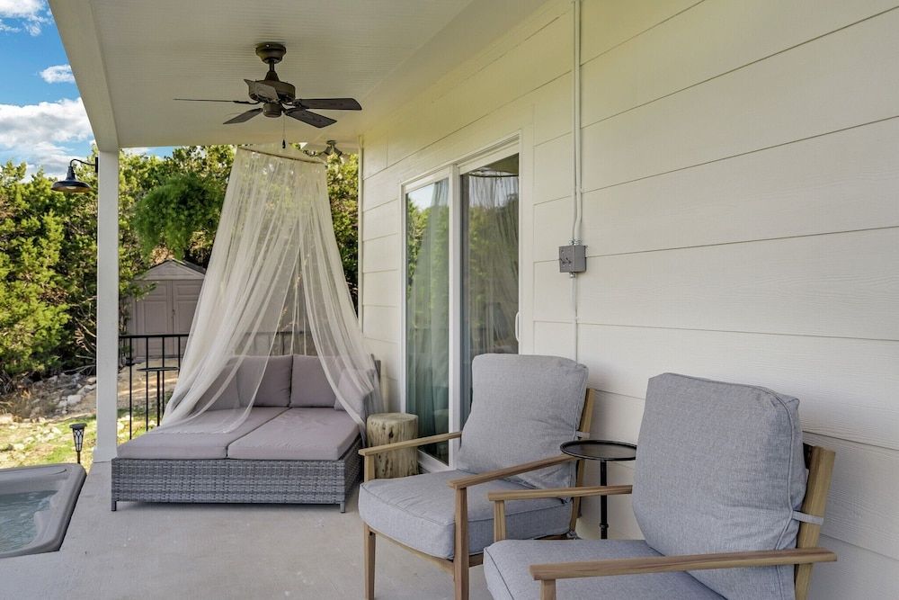 Gorgeous Home With Hot Tub 5min From the River House, Multiple Beds, Hot Tub 10