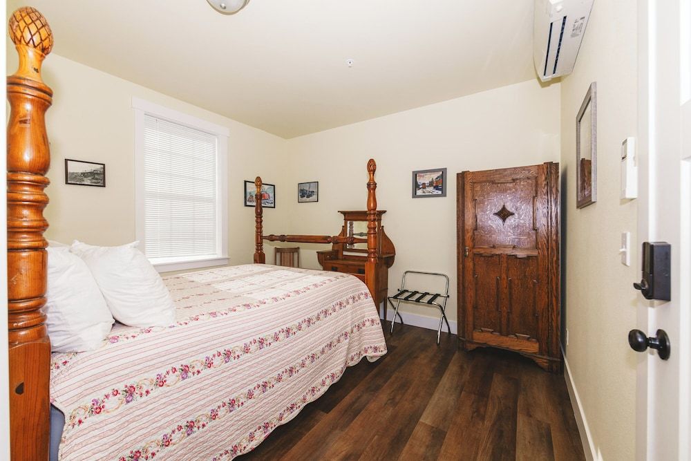 Iron Horse Inn Bed & Breakfast Guest House Classic Room (No Pets) (Not in a Caboose)