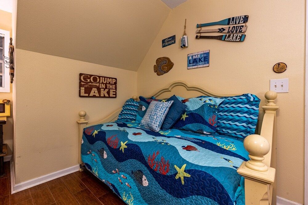 Red Bird Cabin Studio Retreat Cabin, Multiple Beds, Patio 4