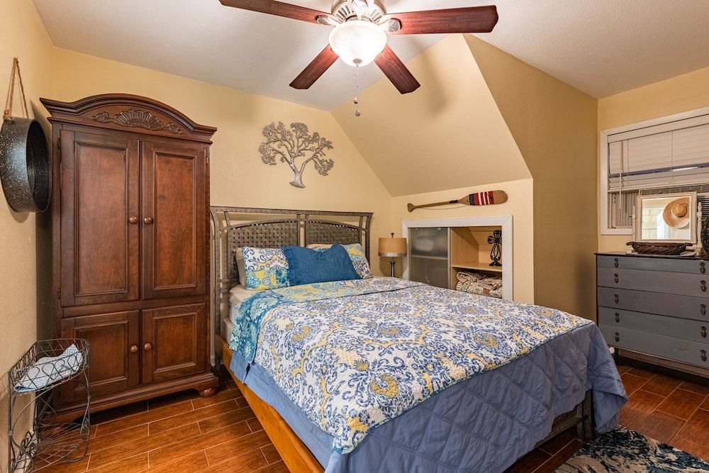 Red Bird Cabin Studio Retreat Cabin, Multiple Beds, Patio 2