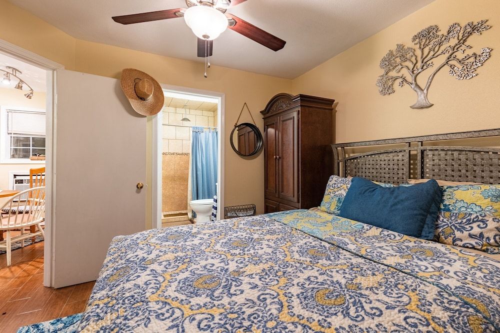 Red Bird Cabin Studio Retreat Cabin, Multiple Beds, Patio 3