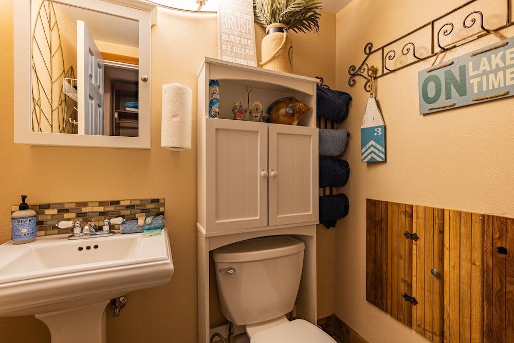 Red Bird Cabin Studio Retreat Cabin, Multiple Beds, Patio 7