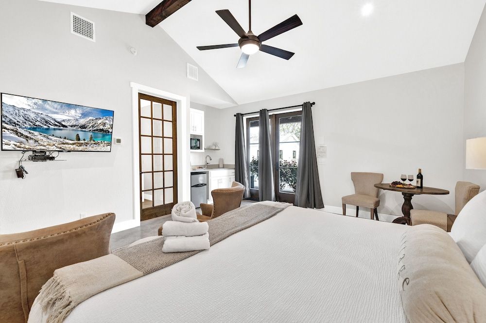 Cottage, 1 King Bed, Patio