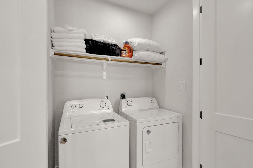 Stunning Lake Home With Pool-beach-gym-boat Access House, Multiple Beds, Balcony 16