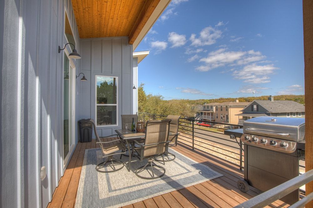 Stunning Lake Home With Pool-beach-gym-boat Access House, Multiple Beds, Balcony 9