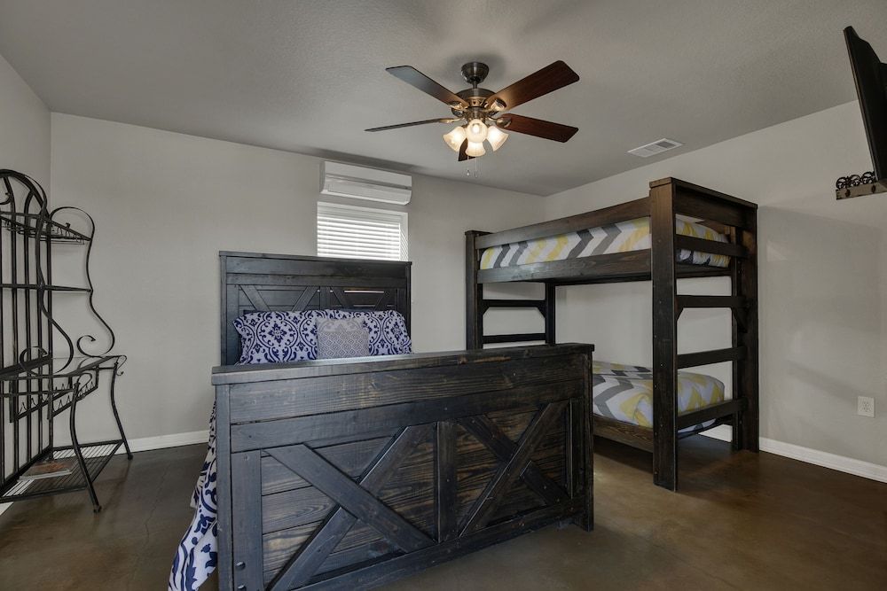 Let's Go Tubing! Awesome House-next to River! House, Multiple Beds, Patio 2