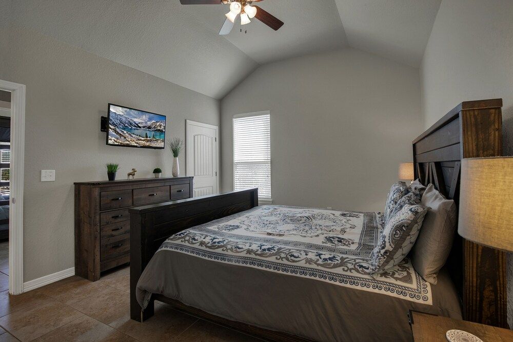 Let's Go Tubing! Awesome House-next to River! House, Multiple Beds, Patio