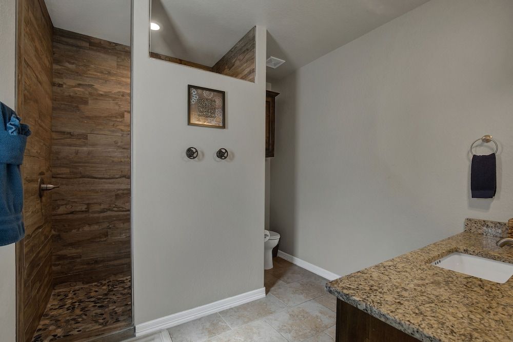 Let's Go Tubing! Awesome House-next to River! House, Multiple Beds, Patio 16