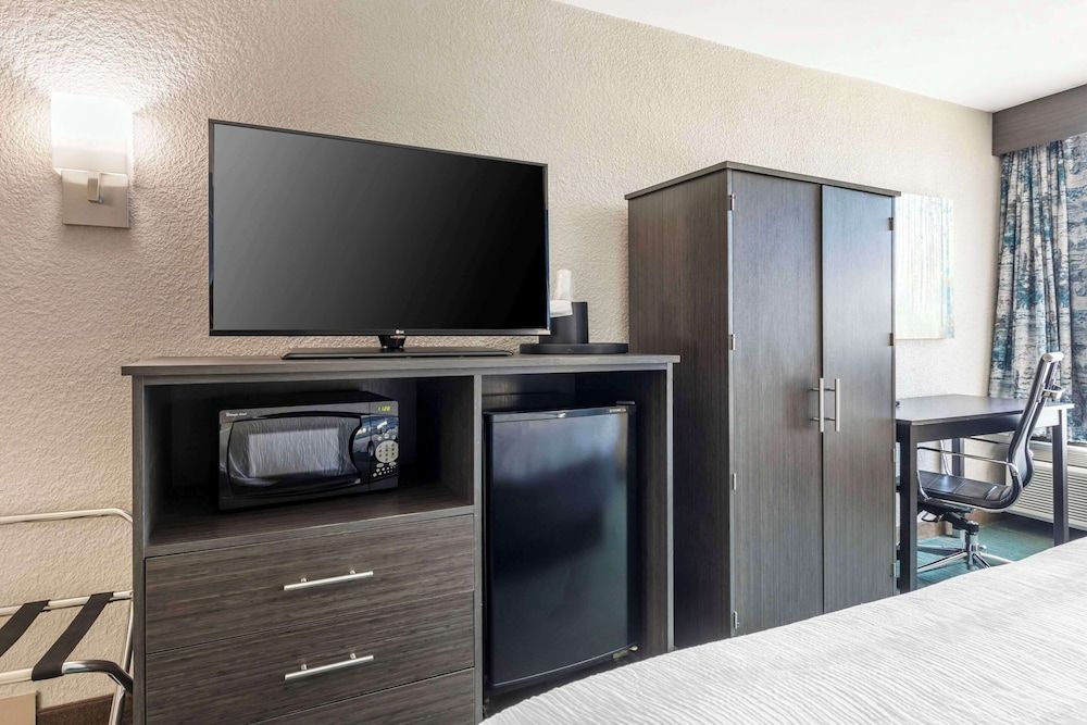 Comfort Inn Dallas North Love Field Airport Standard Room, 1 King Bed, Non Smoking 6