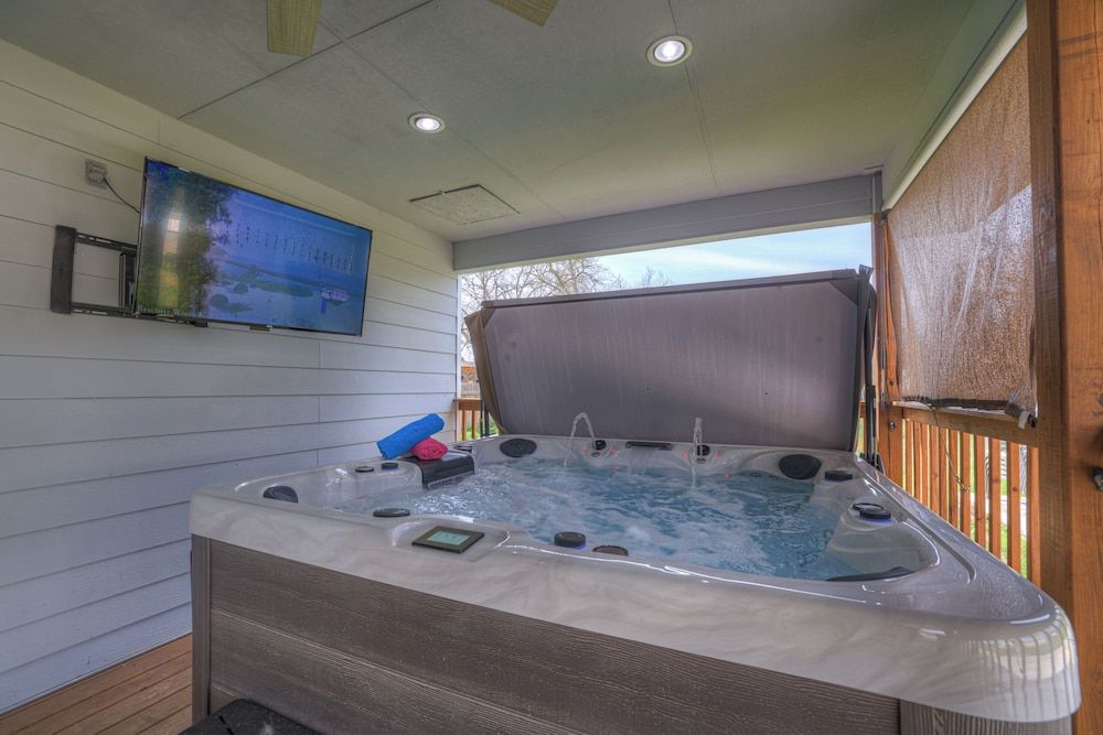 House, Multiple Beds, Hot Tub