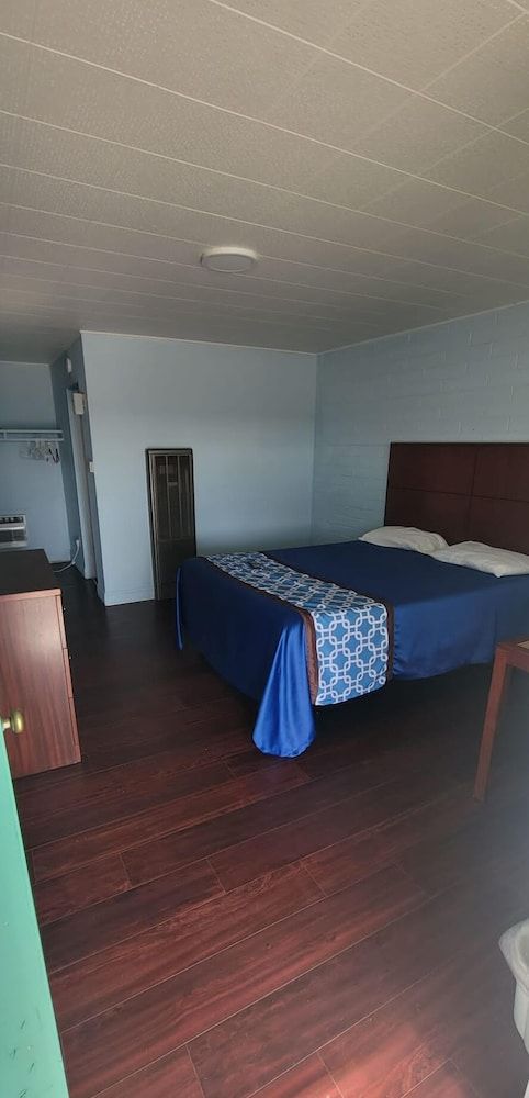 Wiebe Motel Queen Room