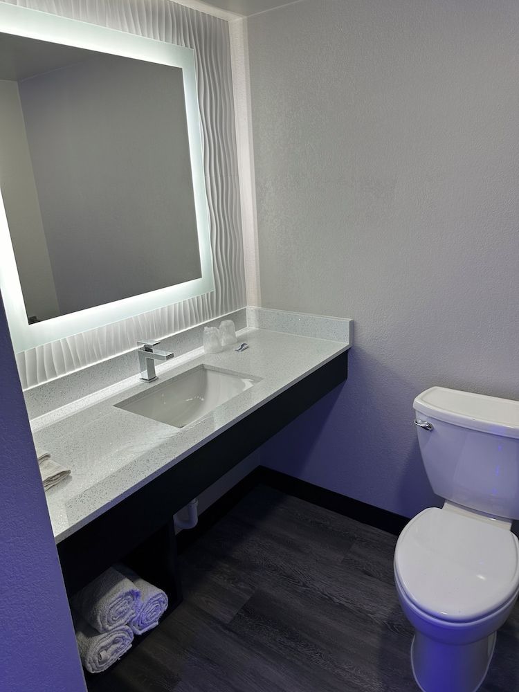 Imperial Suites Signature Room 2