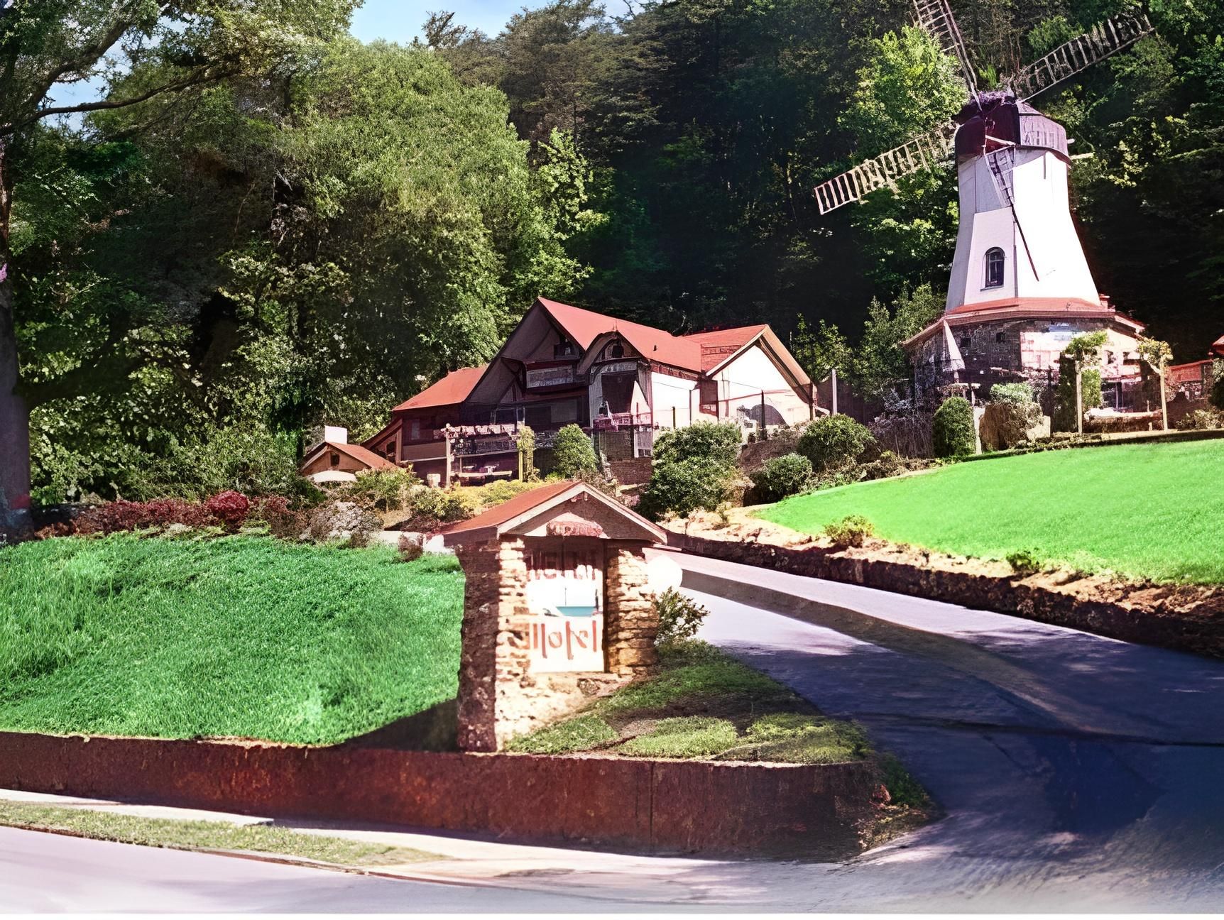 Heidi Motel King Suite with Patio and Mountain View