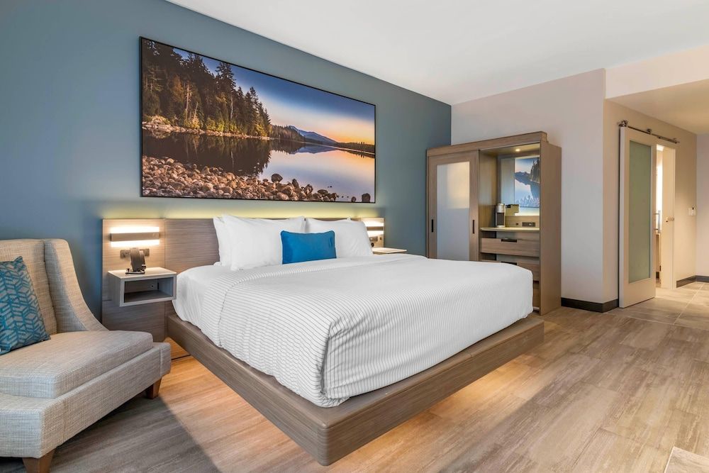 Suite, 1 King Bed, Accessible, Non Smoking