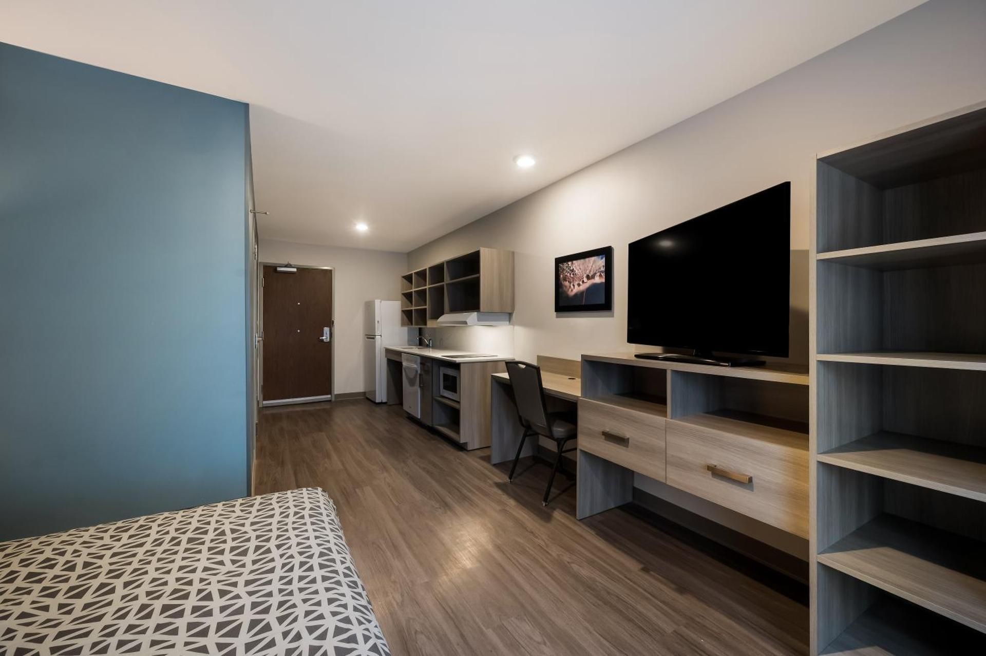 QUEEN SUITE W DISHWASHER (DISHES/COOKWARE INCLUDED) ACCESSIBLE ROLL IN SHOWER