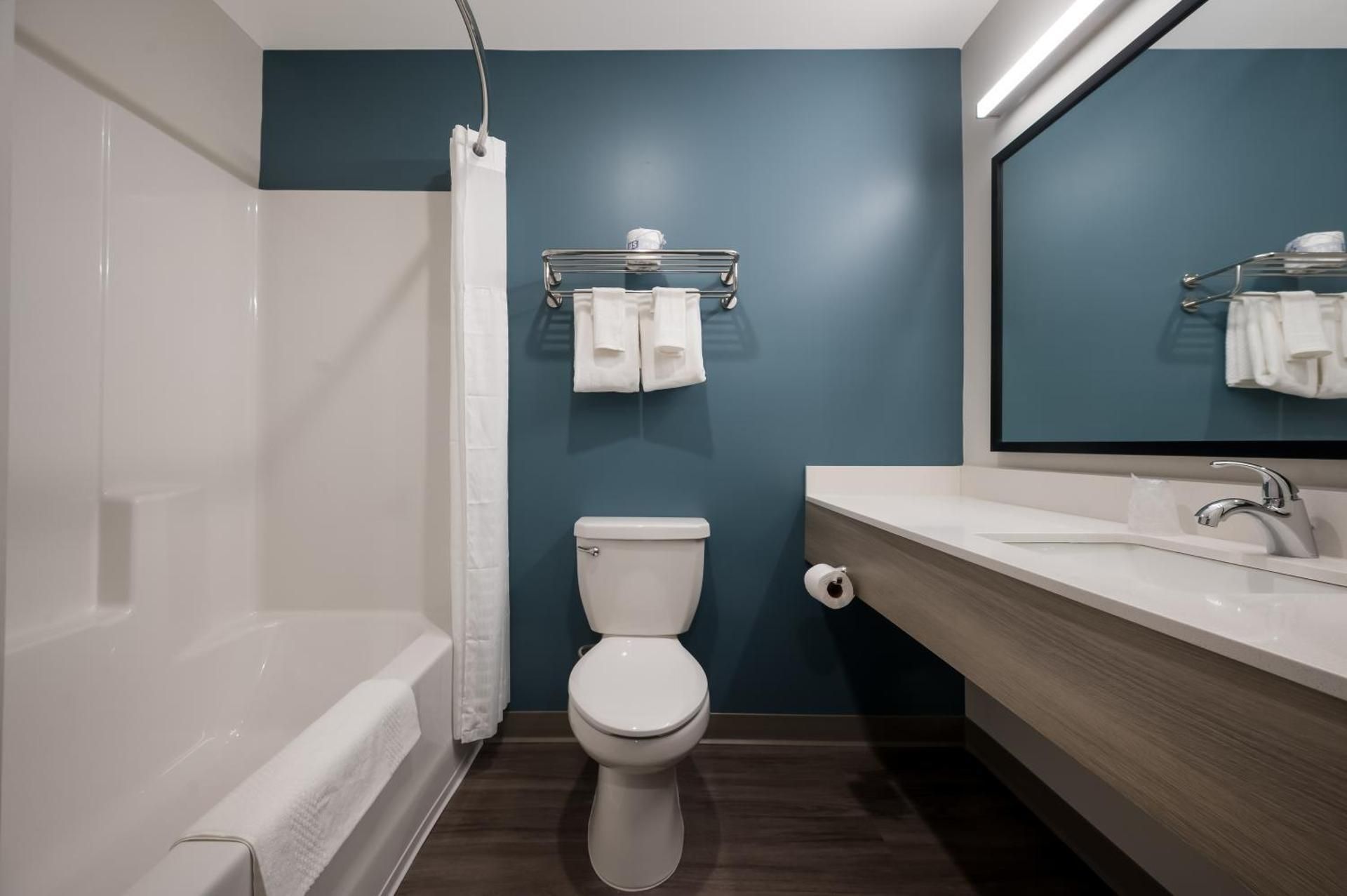 QUEEN SUITE WITH SOFA/DISHWASHER (DISHES/COOKWARE INCLUDED)