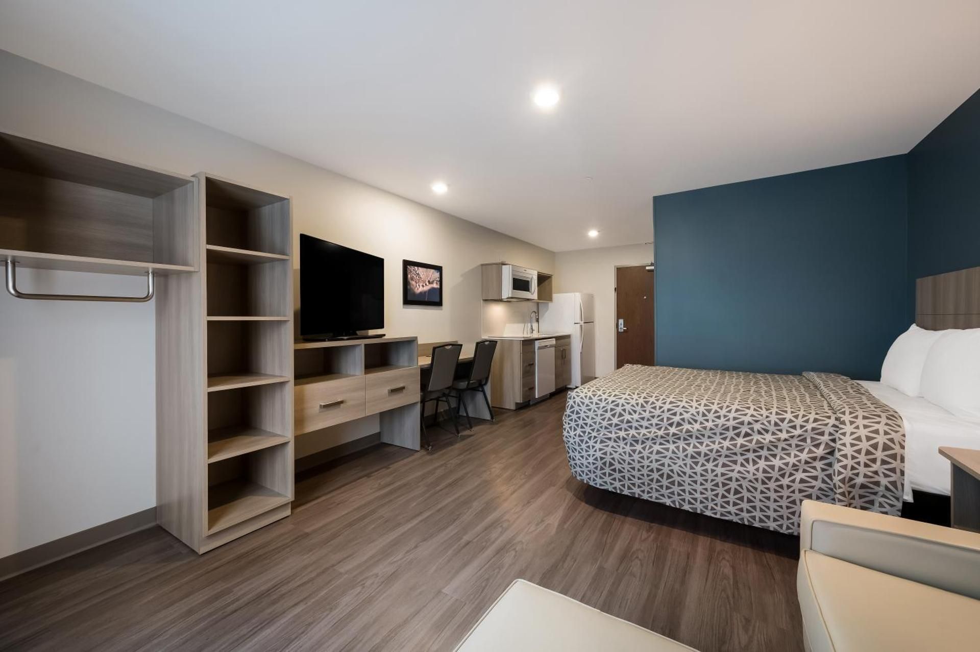 QUEEN SUITE WITH SOFA/DISHWASHER (DISHES/COOKWARE INCLUDED)