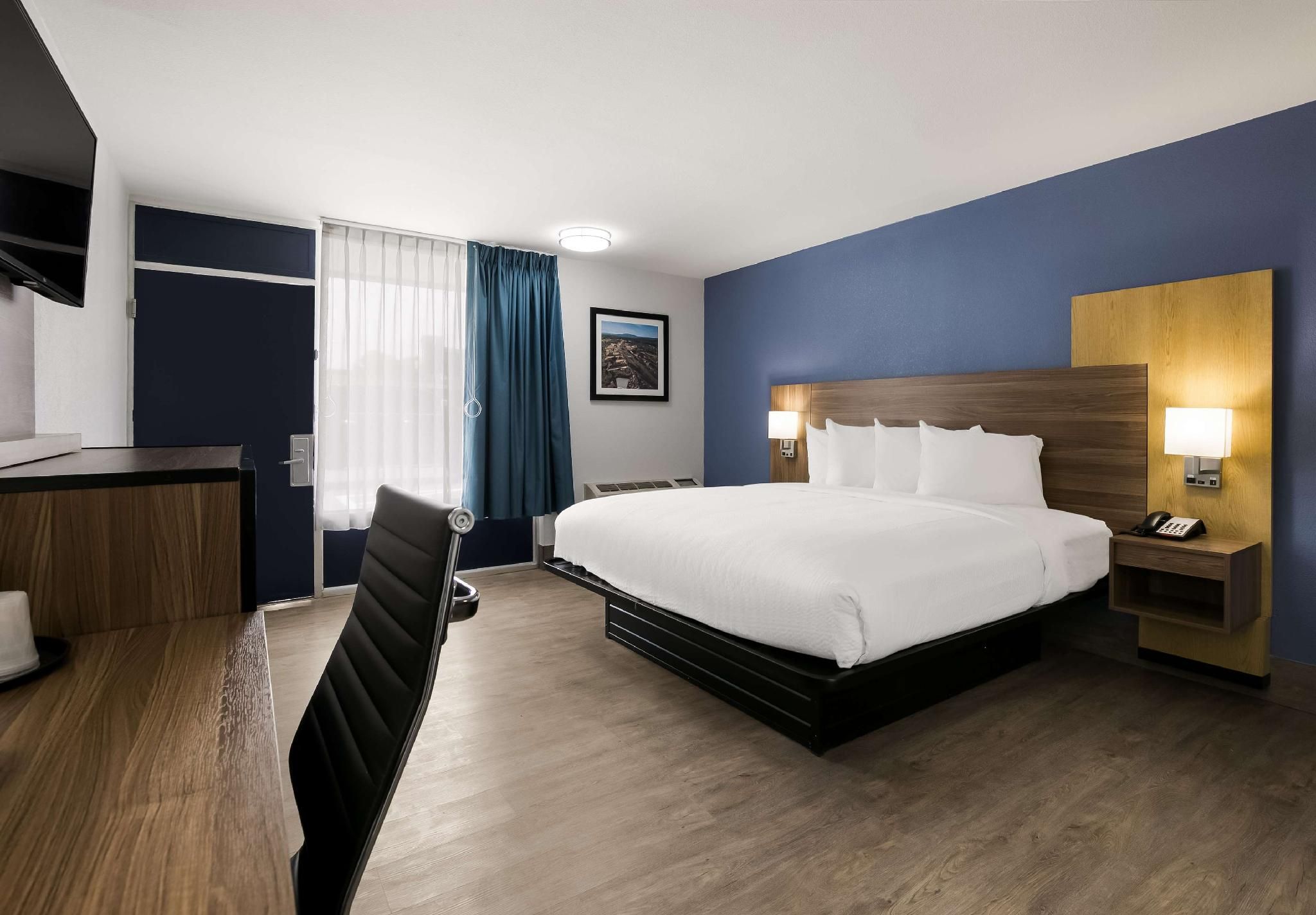 1 King Bed, Non-smoking, Pet Friendly Room, Work Desk, Microwave And Refrigerator, Walk In Shower, F