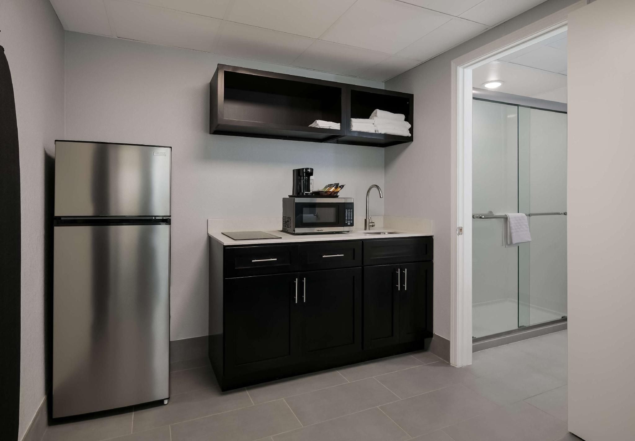 1 King Bed, Non-smoking, Kitchenette, Work Desk, Microwave And Refrigerator, Walk In Shower, Full Br