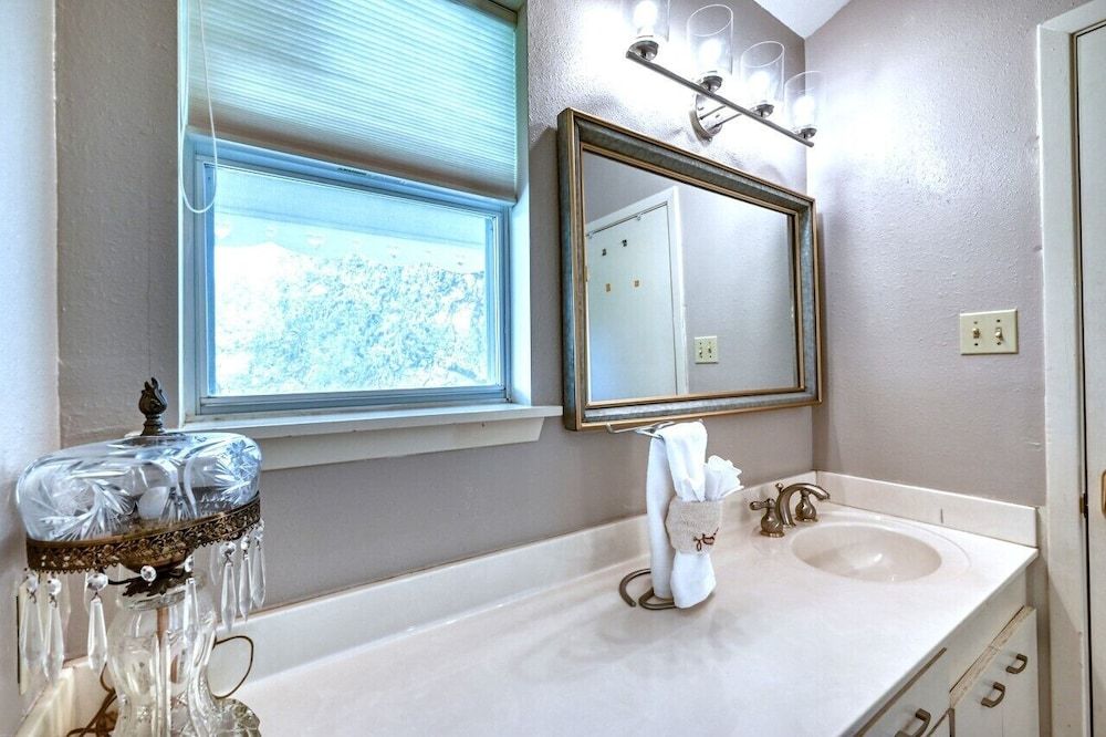 Stunninghome on The Blanco River House, Multiple Beds, Patio 7