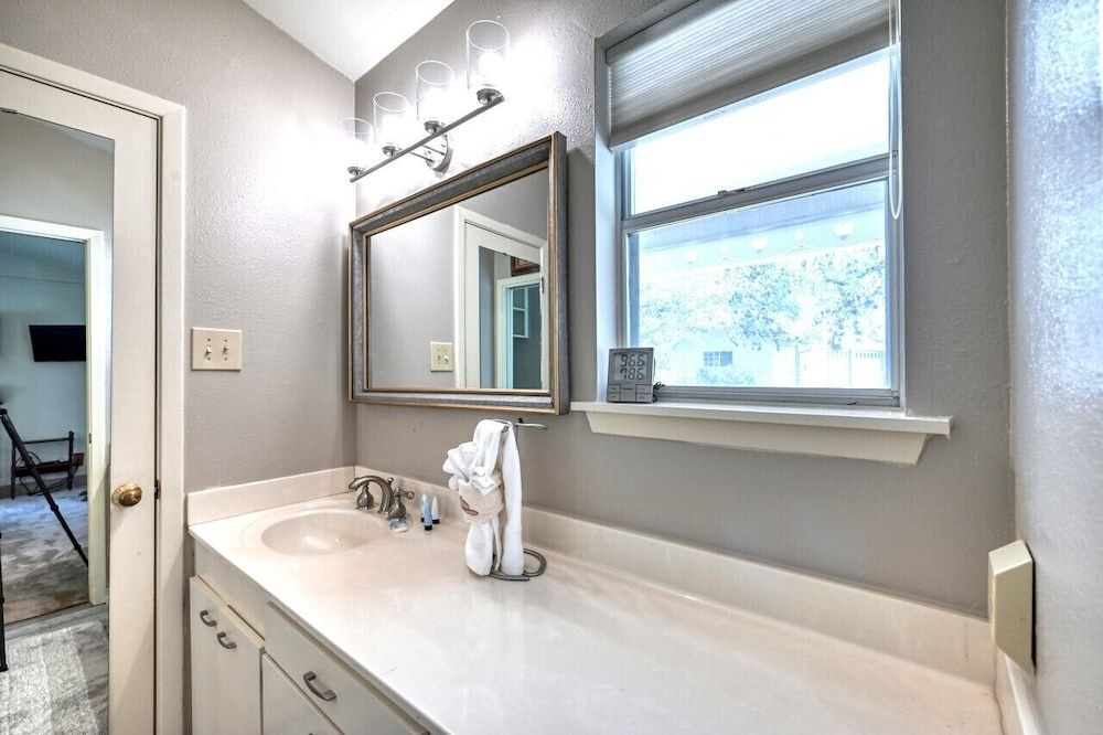 Stunninghome on The Blanco River House, Multiple Beds, Patio 6