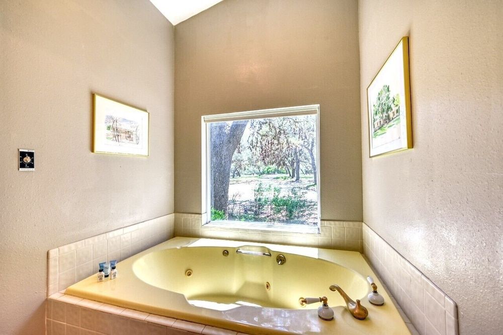 Stunninghome on The Blanco River House, Multiple Beds, Patio 11